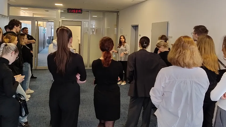 Uchazeč musí mít především nadšení pro profesi, zájem o dění kolem sebe, obecnou orientaci v současném dění a určitě zájem o diváka,