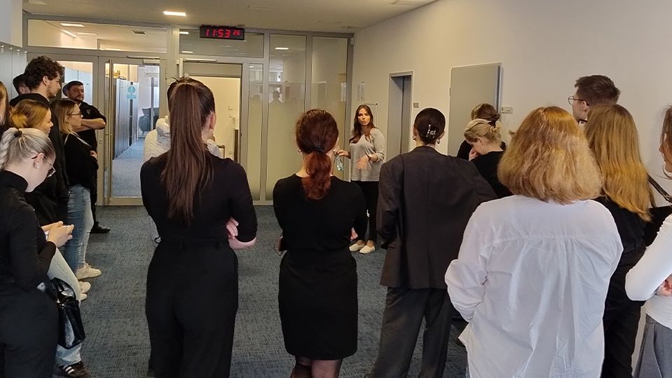 Uchazeč musí mít především nadšení pro profesi, zájem o dění kolem sebe, obecnou orientaci v současném dění a určitě zájem o diváka,