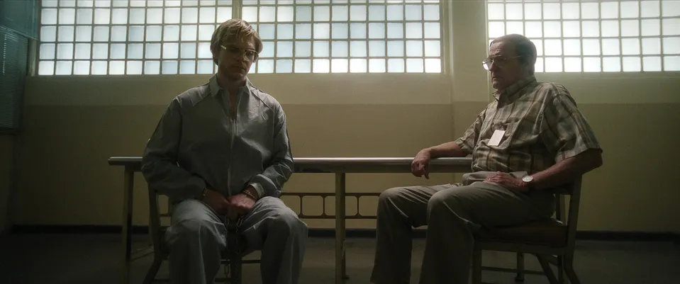Evan Peters jako Jeffrey Dahmer.