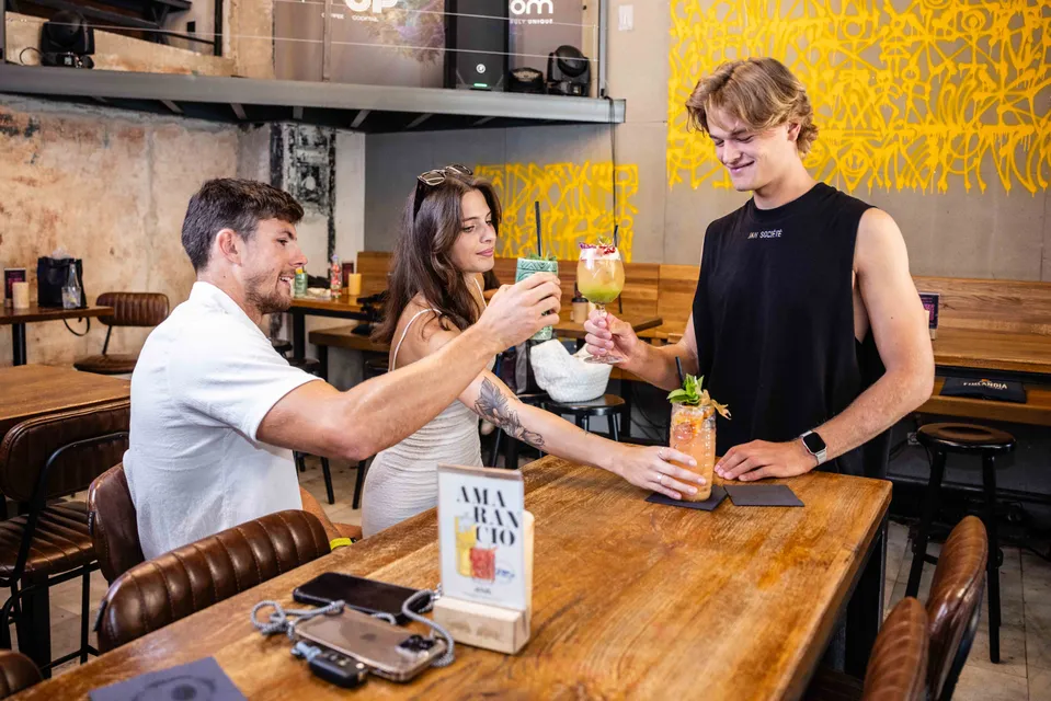 Honza, Paulina a Oliver s welcome drinkem