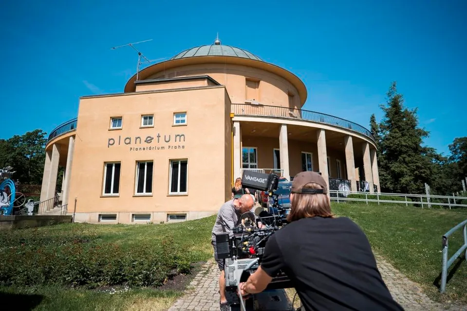 Natáčení filmu Lítá v tom v Praze u planetária