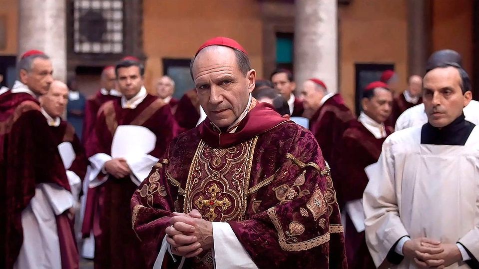 Konkláve - Ralph Fiennes