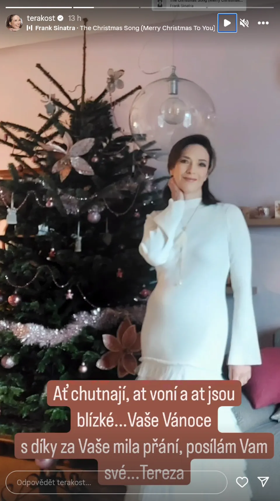 Tereza Kostková u vánočního stromečku