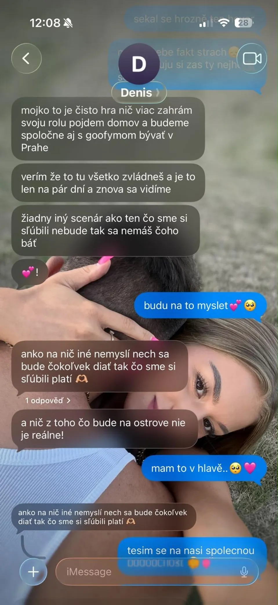 Denisovy zprávy s přítelkyní.