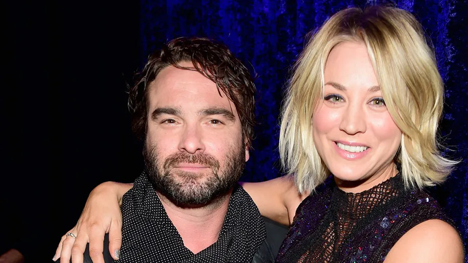 Johnny Galecki a Kaley Cuoco.