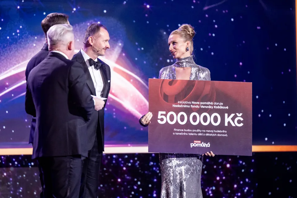 Veronika Kašáková převzala šek na 500 000 Kč od projektu Nova pomáhá