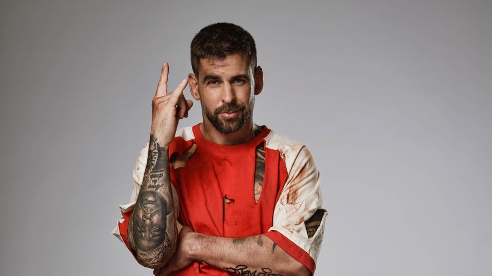 Adam je na Survivor připravený. 
