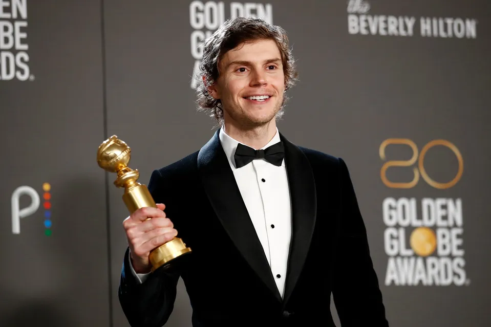 Evan Peters na Golden Globe Awards