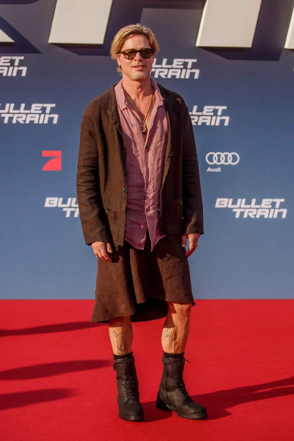 Brad Pitt v kiltu na premiéře filmu Bullet Train.