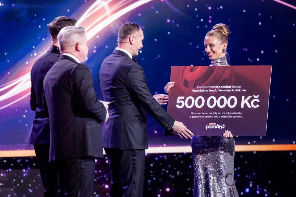 Veronika Kašáková převzala šek na 500 000 Kč od projektu Nova pomáhá