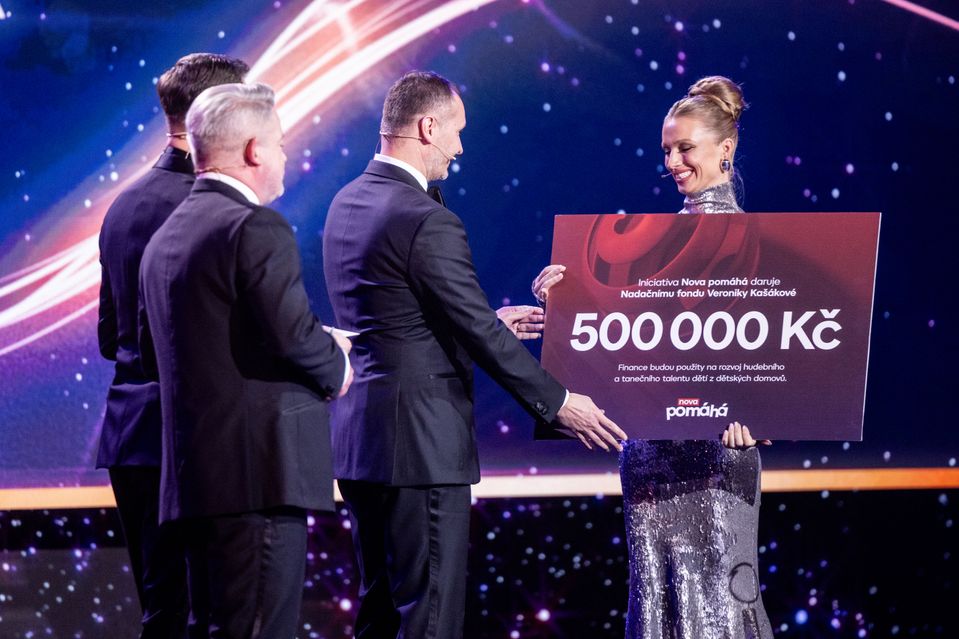Veronika Kašáková převzala šek na 500 000 Kč od projektu Nova pomáhá