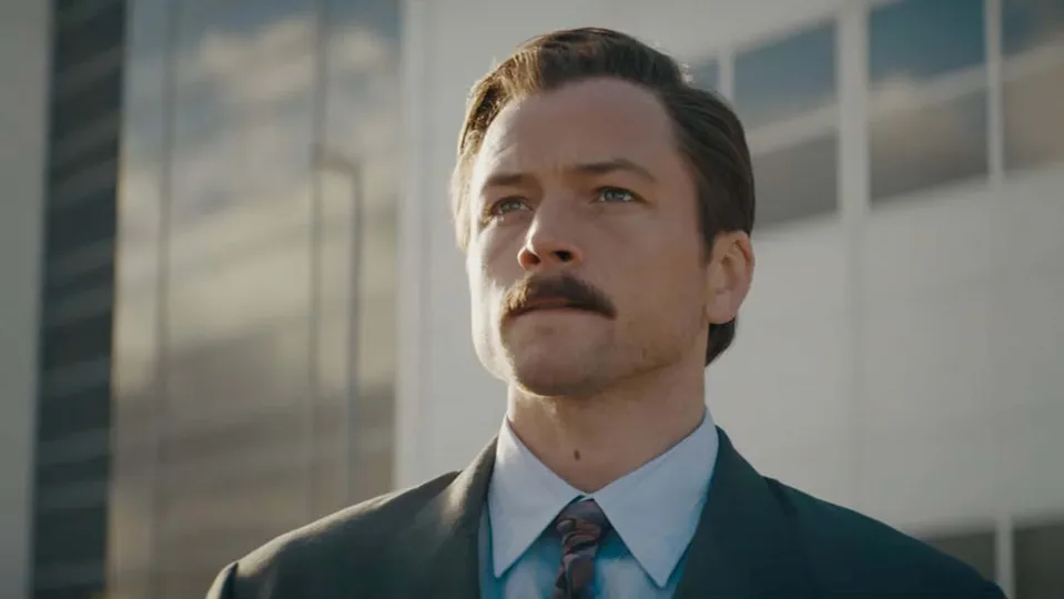 Taron Egerton jako Alexej Pažitnov ve filmu Tetris