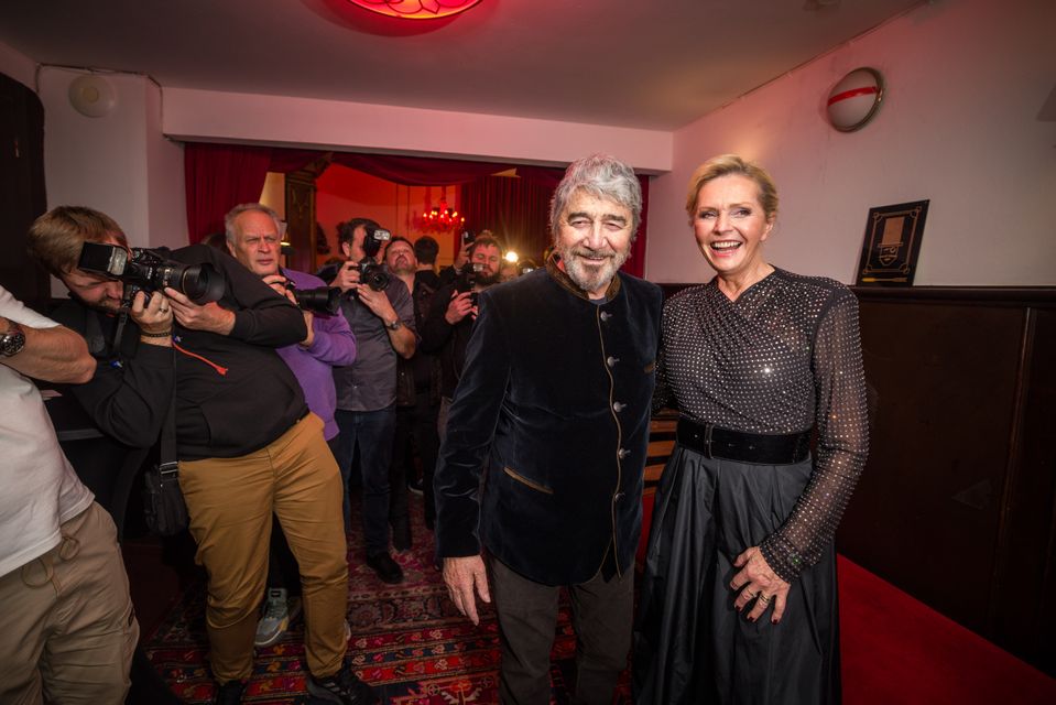 Drupi a Helena Vondráčková v obležení fotografů