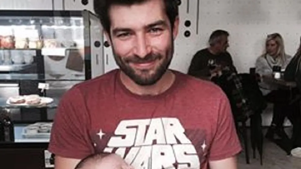 Štefan Pčelár se pochlubil rozkošným přírůstkem. Sledujte techniku, s jakou dítě drží