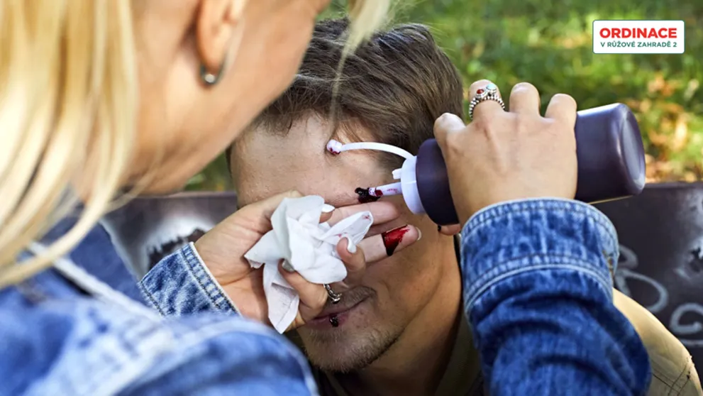 JEN TAK NEUVIDÍTE: Takto vzniklo Markovo zranění po útoku. Práce maskérů KROK PO KROKU