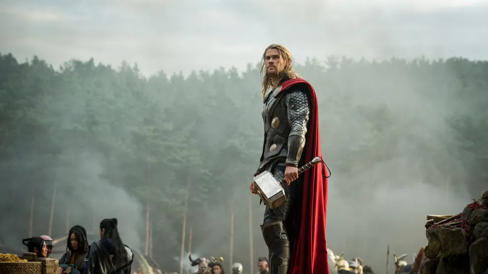 GALERIE: Mladší brácha filmového Thora je pořádně sexy!