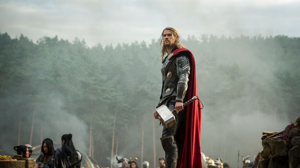 GALERIE: Mladší brácha filmového Thora je pořádně sexy!