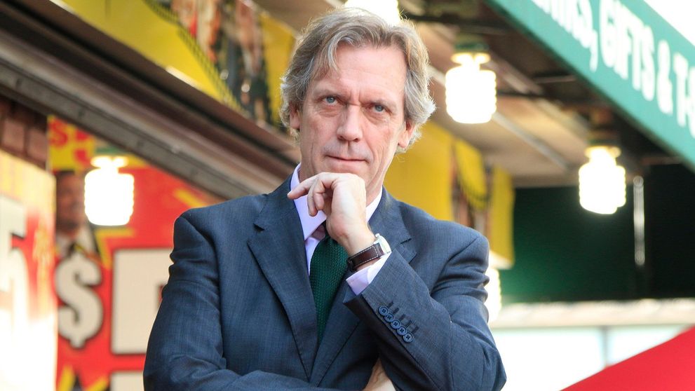 Hugh Laurie alias Dr. House se zmítal v těžkých depresích. Vyléčila ho hudba. PODÍVEJTE, JAK VÁLÍ!