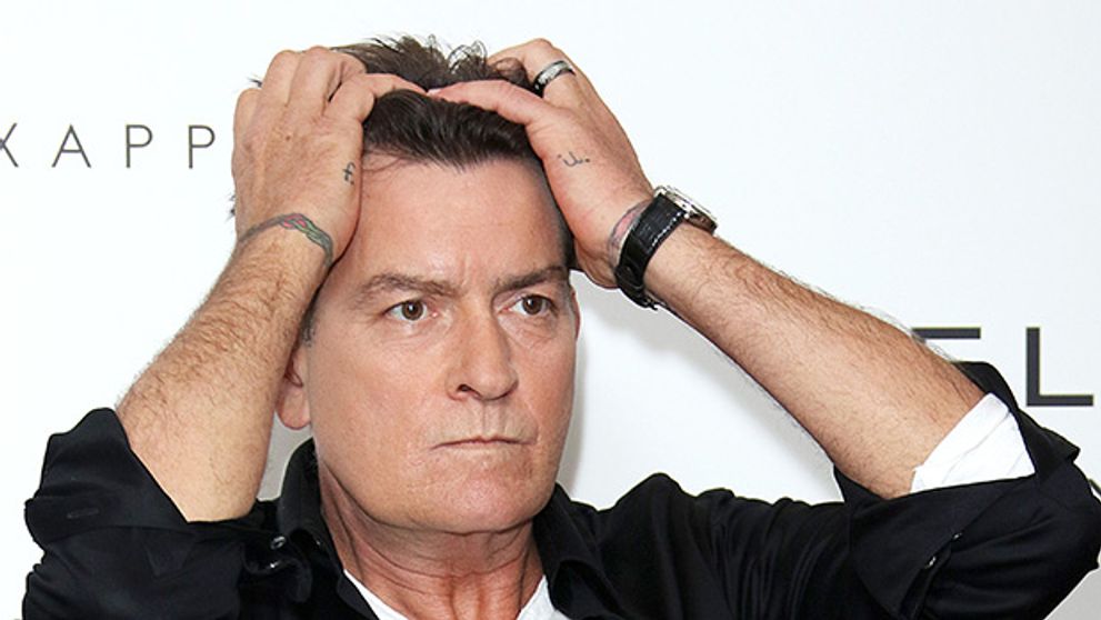 ZDRCUJÍCÍ OBVINĚNÍ: HIV pozitivní Charlie Sheen údajně znásilnil slavného dětského herce!