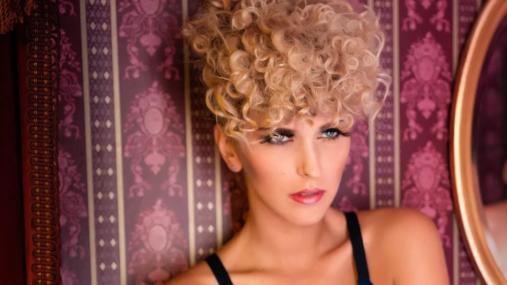 POZNÁVÁTE JI? Krásná moderátorka se odhalila! Podívejte se na její SEXY FOTO