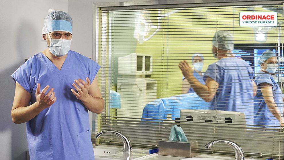 CELÝ 900. DÍL ORDINACE: Adamův otec vládne chirurgii, zatímco on páchá hrůzný čin