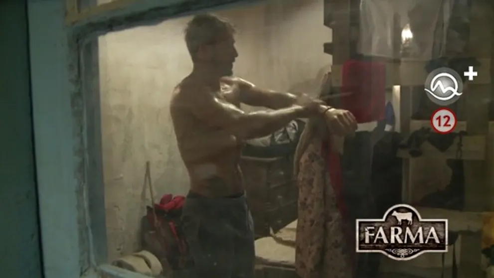 FOTO: Soutěžící reality show Farma se svlékl! A ukázal nejen vypracované brišáky a mužné paže...