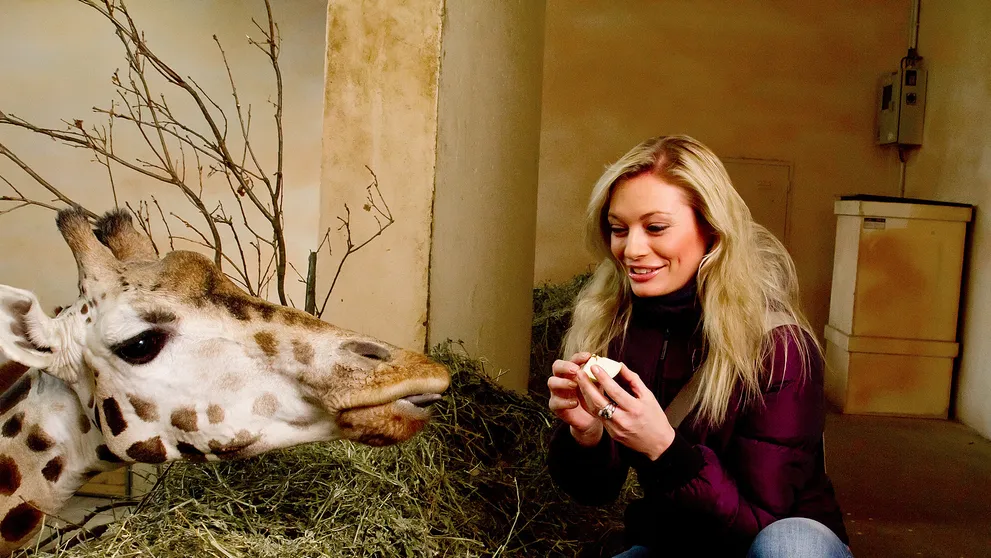 Lucie Borhyová v pražské zoo pokřtila mládě žirafy