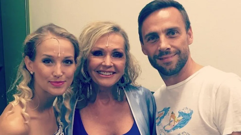 Před vystoupením v Tváři: Co radí Helena Vondráčková muži na podpatcích Romanu Vojtkovi?