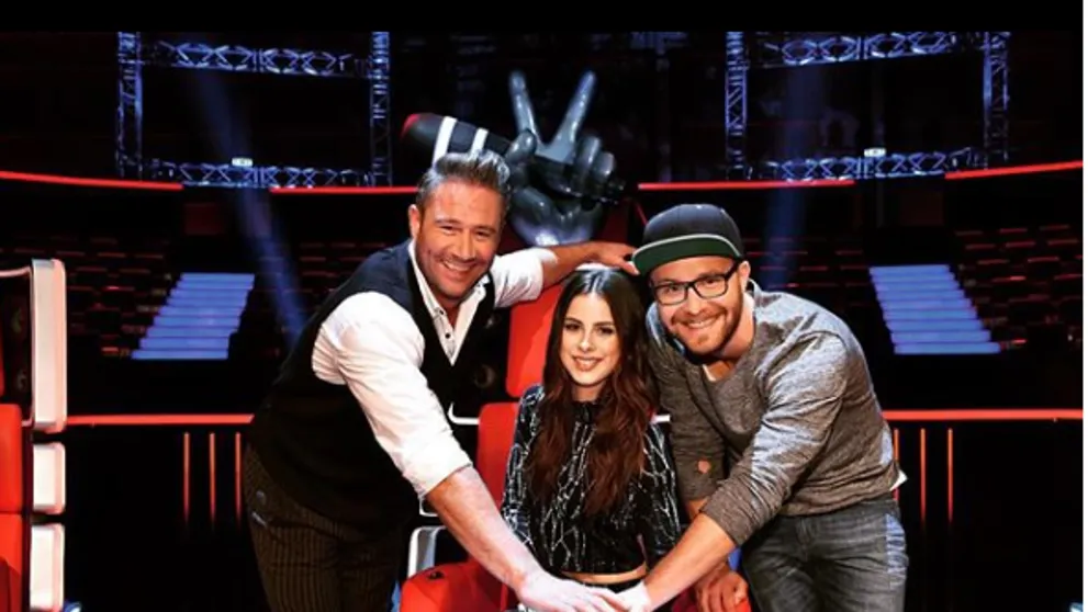 ŠÍLENÁ POROTKYNĚ soutěže The Voice: Během vystoupení na pódiu předváděla psí kusy! VIDEO