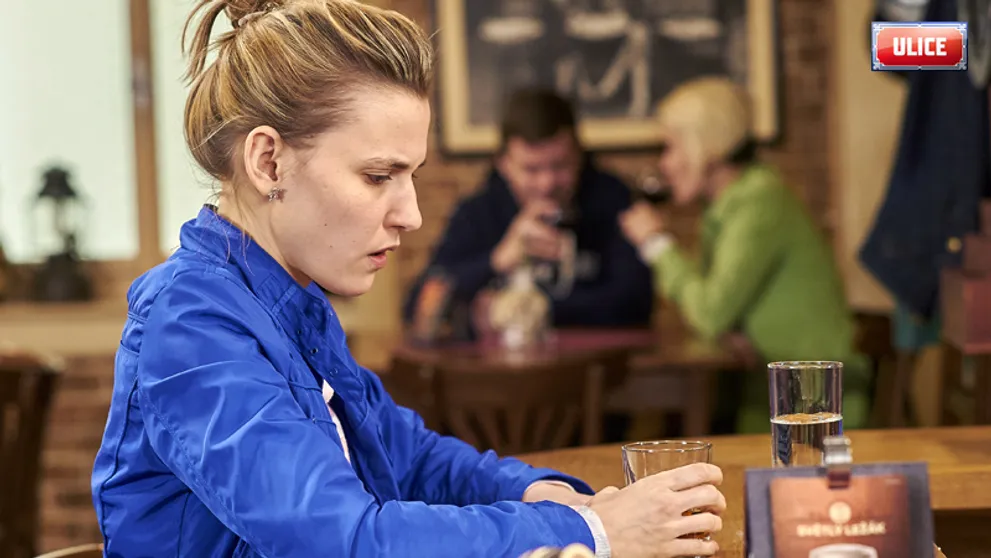 CELÝ DÍL ULICE: Adriana mezi dvěma muži! Podaří se jí konečně zbavit Petra?