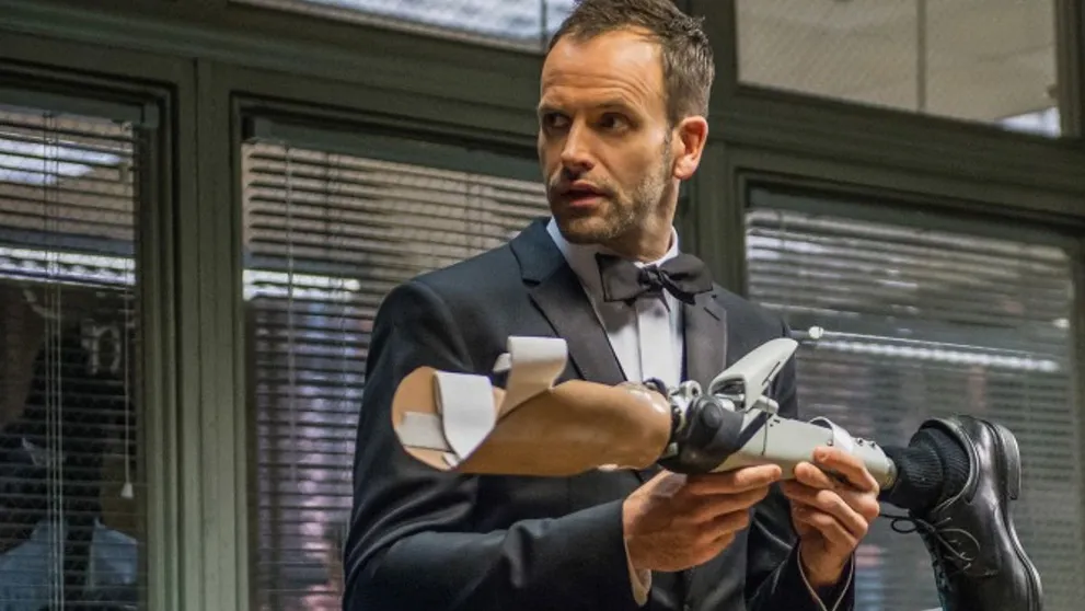 CELÝ DÍL SERIÁLU: Sherlock Holmes stojí proti korupci! Kam až sahají prsty mafie?