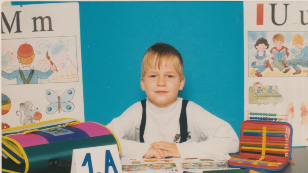 Buclaté tvářičky a typická školní fotka! Poznáte slavného zpěváka?