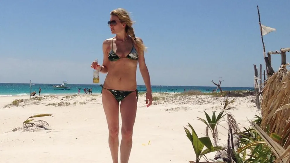 CO JÍ TO PROBOHA PROVEDLI? Topmodelka Simona Krainová si poradila se třemi muži!