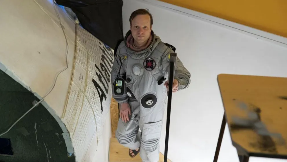 Kryštof Hádek jako astronaut? V pražském planetáriu dotočil komedii Lítá v tom