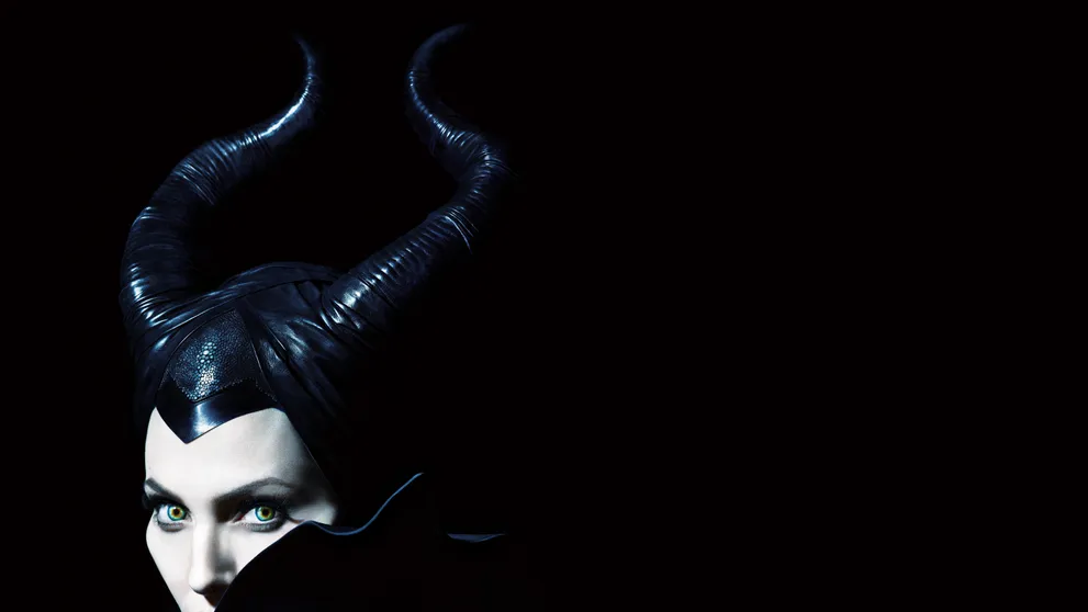 Krásná Angelina Jolie v roli nejzápornější Disney postavy. S jakým příběhěm je film Zloba spojený?