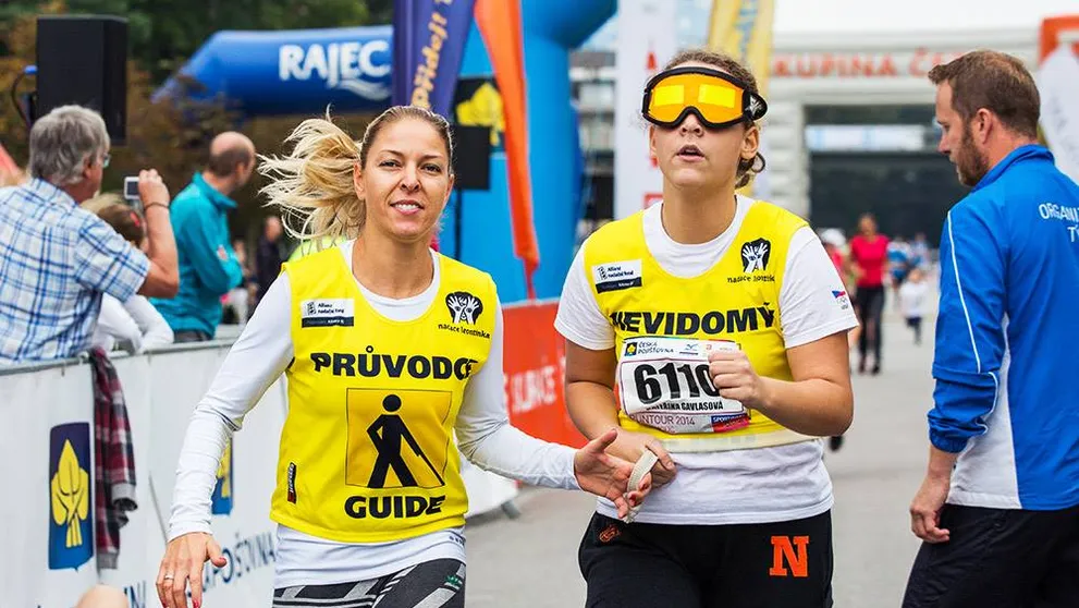 Reportérka Víkendu trasérkou nevidomého běžce