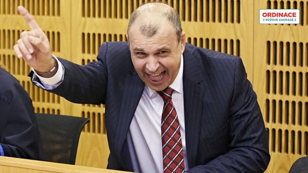 ZACHYCENO: Ze řetězu utržený Petr Rychlý odbourává kolegy svými grimasami. GALERIE