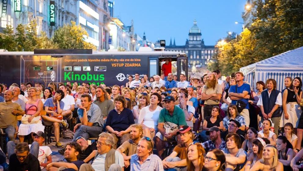 Užijte si léto s Kinobusem a Nadací Nova: Čeká vás 48 skvělých filmů zdarma!