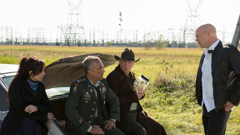 Davy čumilů, faktické nepřesnosti i jedna velká historická chyba! Jak se natáčel akční film RED 2?