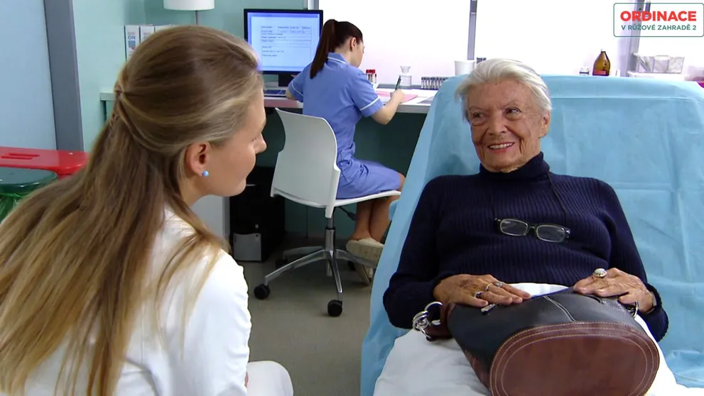 „Lída Baarová“ Zdena Procházková v Ordinaci. Na lůžku se zlomeným krčkem