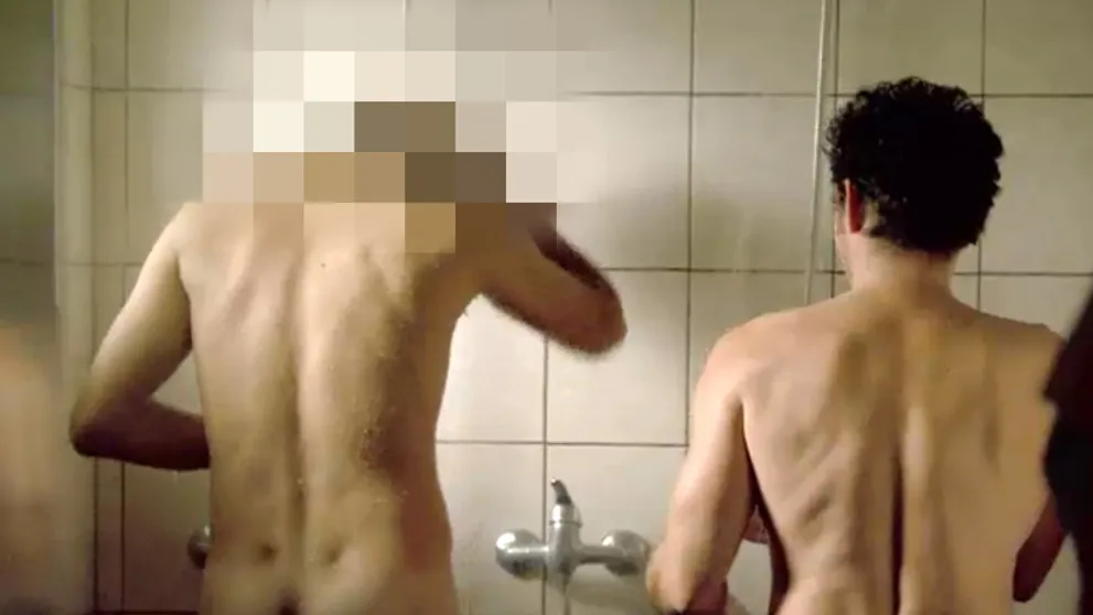NAHÝ PŘI NATÁČENÍ: Který herec se nebál a ukázal svou zadnici?